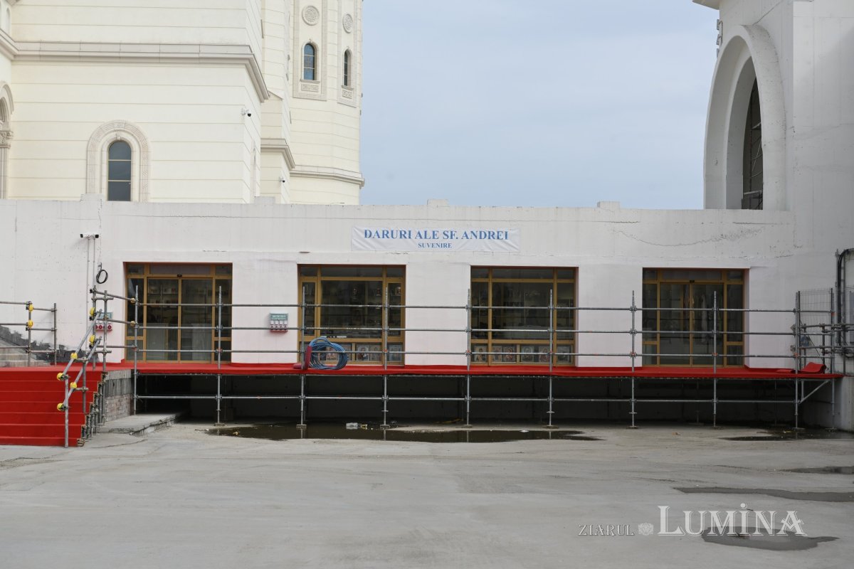 Magazine și acces pe esplanadă pentru pelerinii Catedralei Naționale 358088