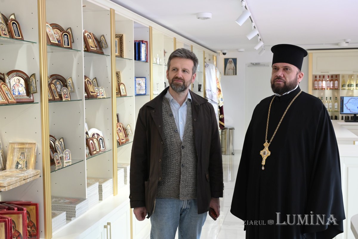 Magazine și acces pe esplanadă pentru pelerinii Catedralei Naționale 358089