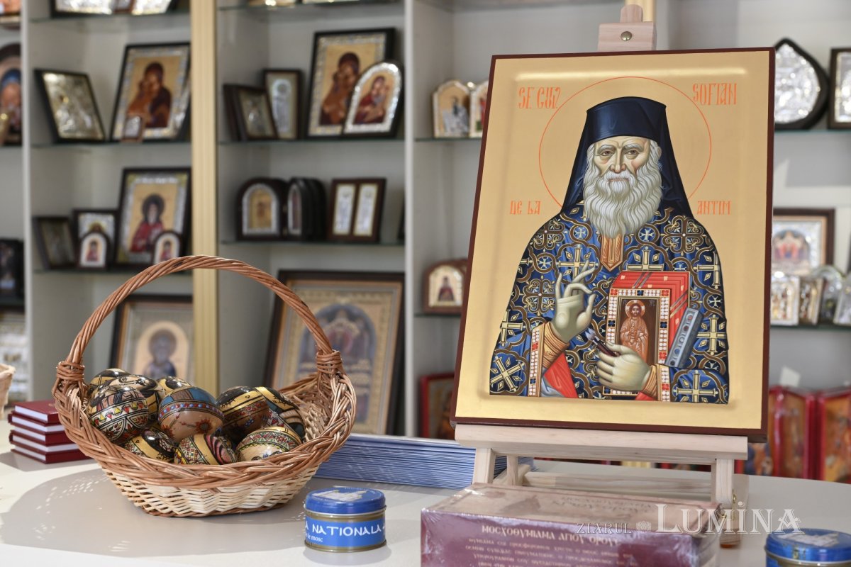 Magazine și acces pe esplanadă pentru pelerinii Catedralei Naționale 358093