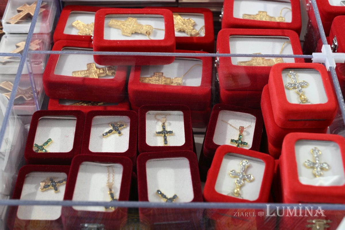 Magazine și acces pe esplanadă pentru pelerinii Catedralei Naționale 358095