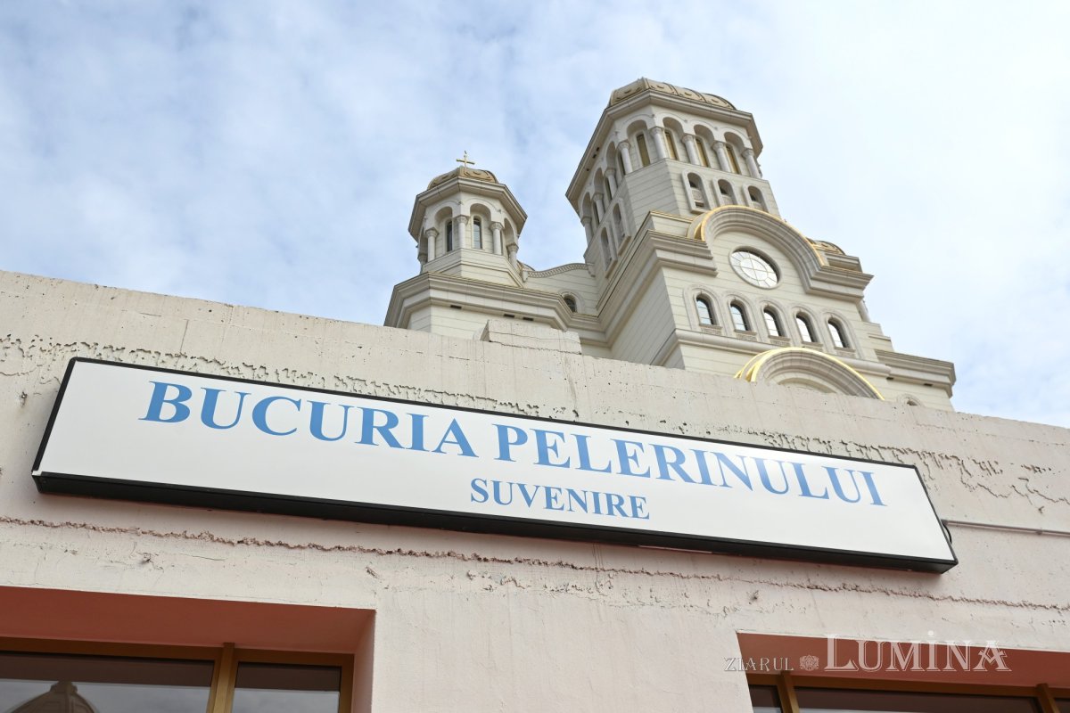 Magazine și acces pe esplanadă pentru pelerinii Catedralei Naționale 358099