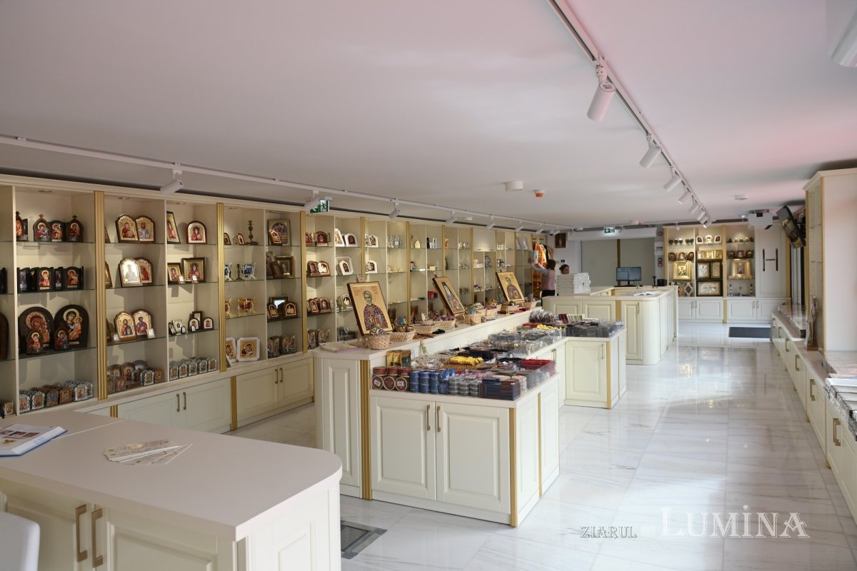 Magazine și acces pe esplanadă pentru pelerinii Catedralei Naționale 358101