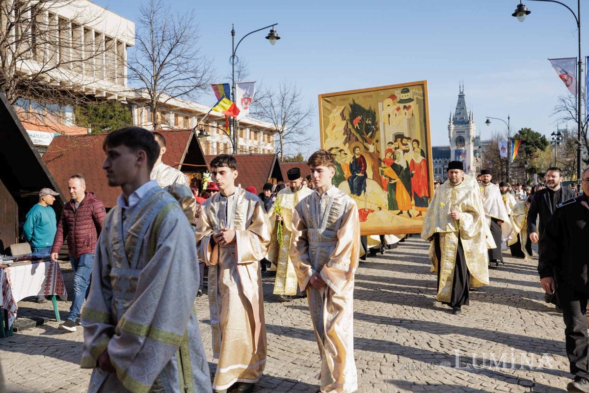 2.500 de credincioși au participat la procesiunea de Florii din Iași 359132