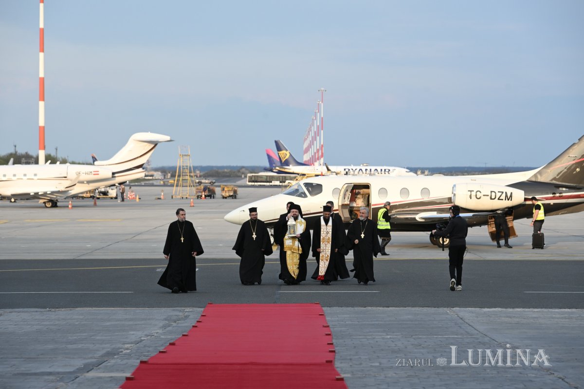 Darul din Mormântul Domnului a fost adus și anul acesta în România 359720