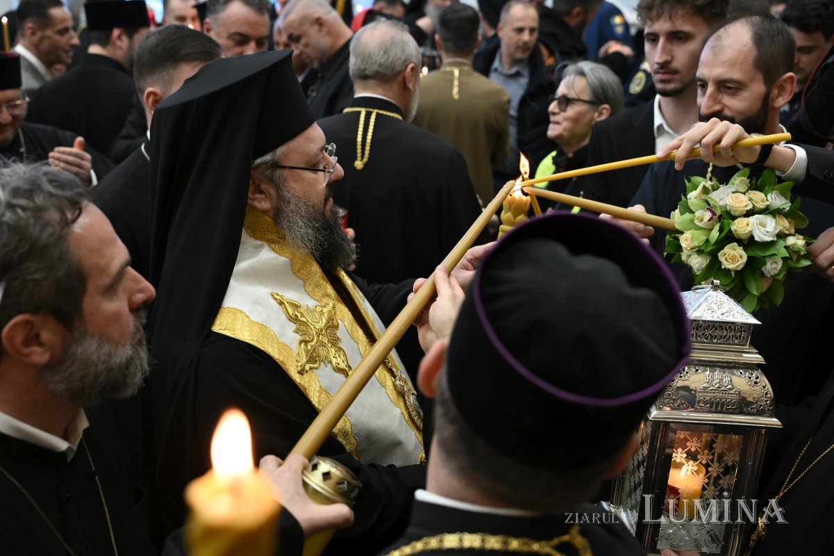 Darul din Mormântul Domnului a fost adus și anul acesta în România 359728