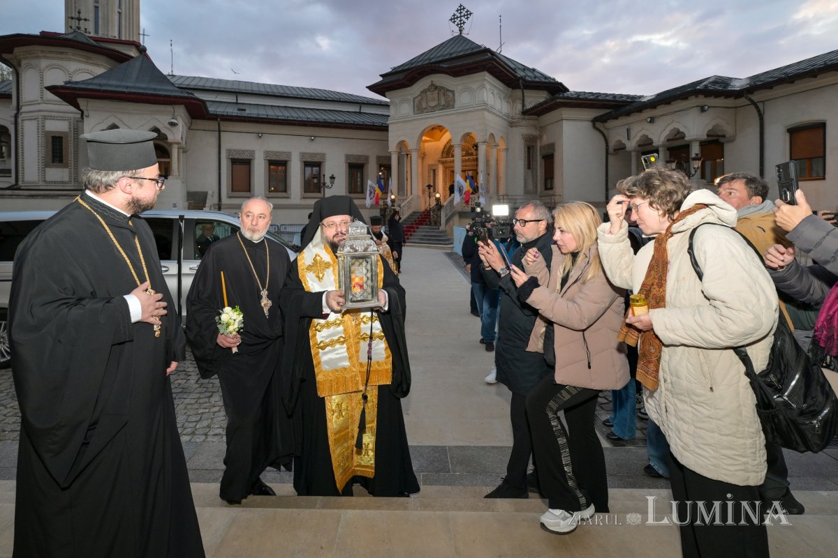 Sfânta Lumină de la Ierusalim primită de Patriarhul României 359732