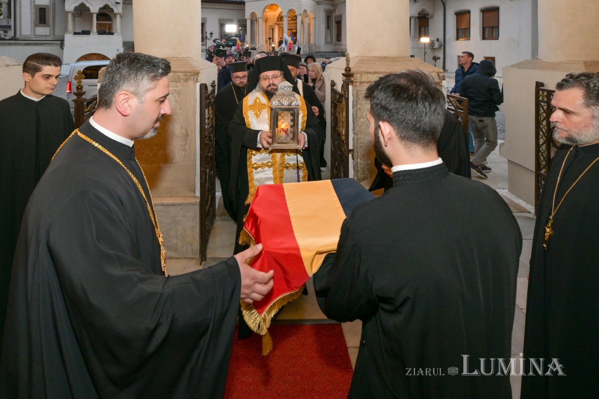 Sfânta Lumină de la Ierusalim primită de Patriarhul României 359733