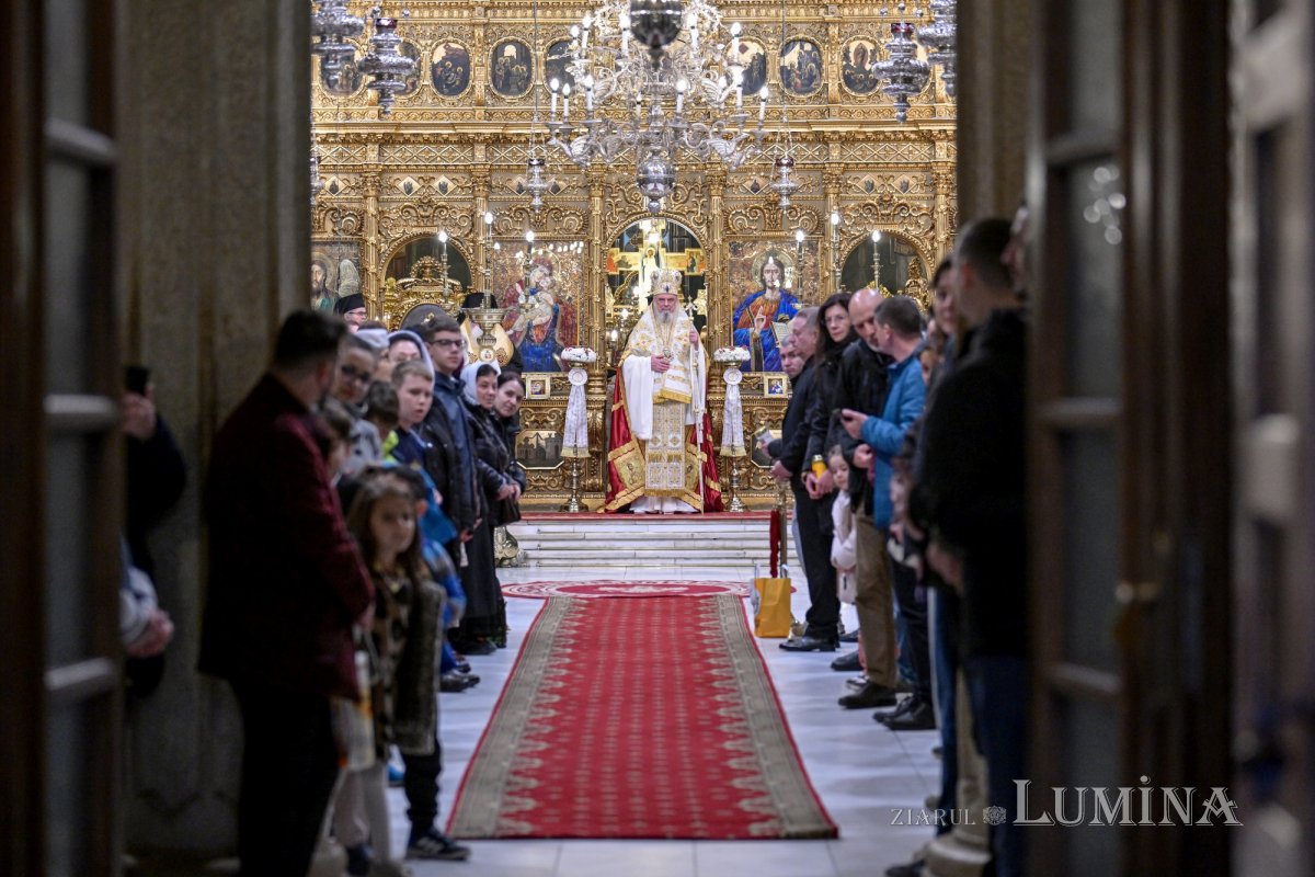 Sfânta Lumină de la Ierusalim primită de Patriarhul României 359734