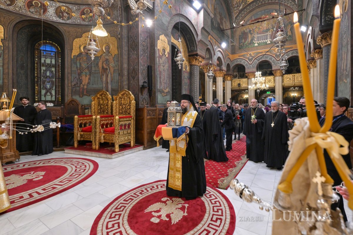 Sfânta Lumină de la Ierusalim primită de Patriarhul României 359736