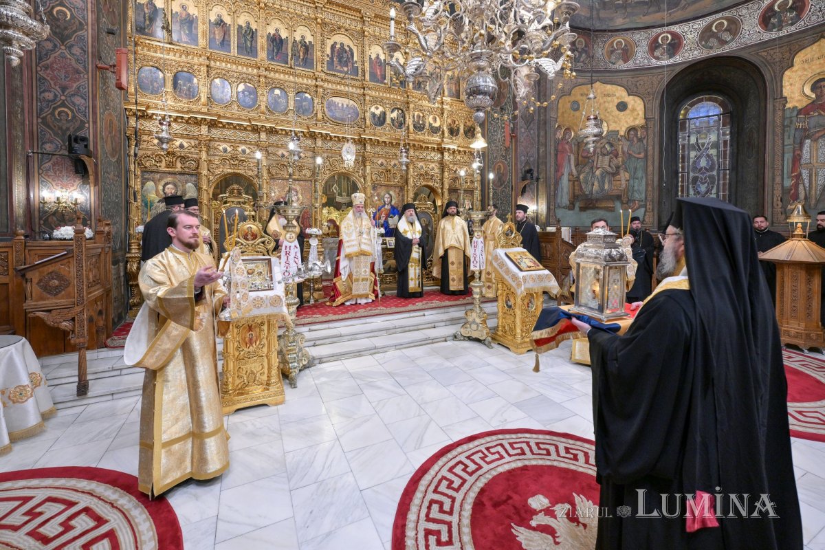 Sfânta Lumină de la Ierusalim primită de Patriarhul României 359737