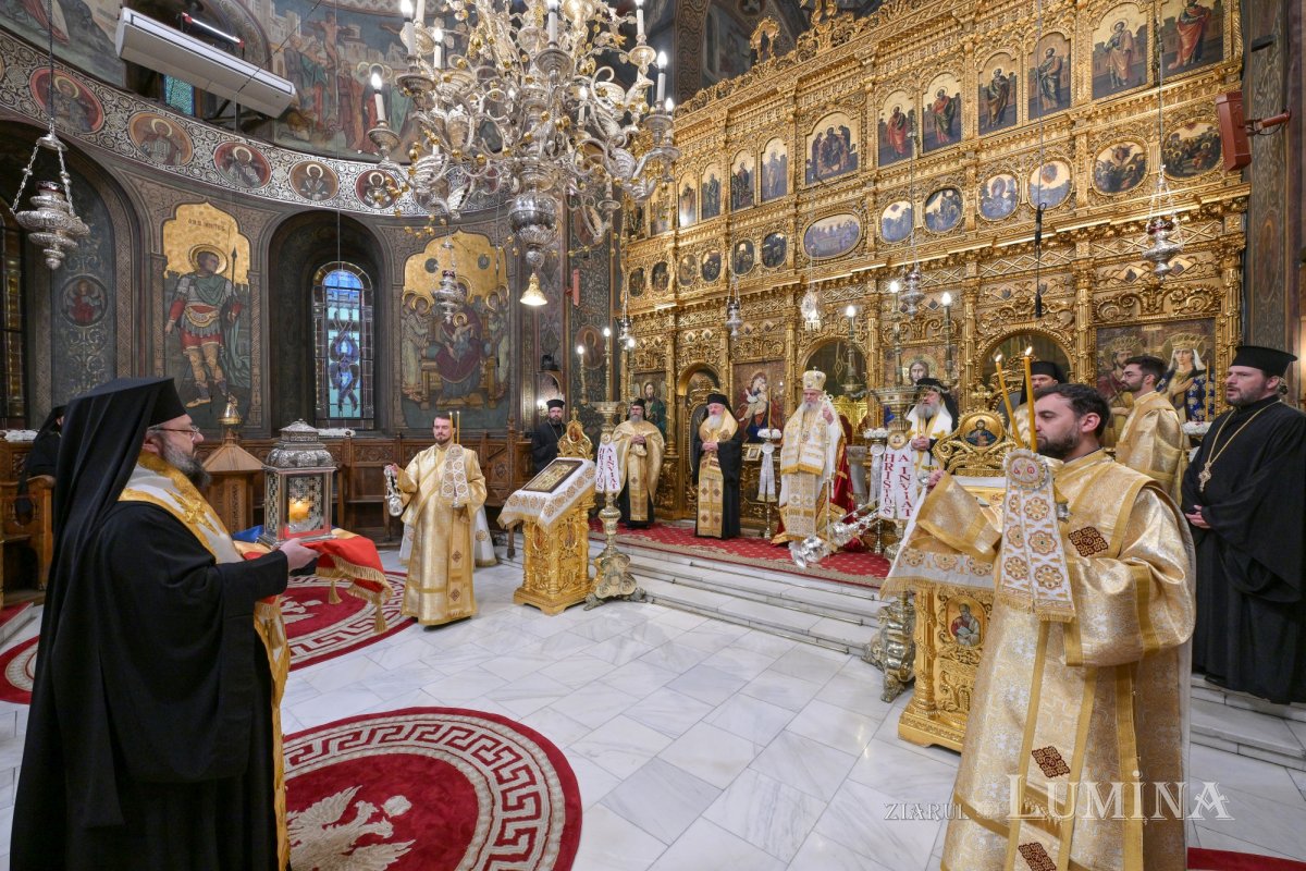 Sfânta Lumină de la Ierusalim primită de Patriarhul României 359739
