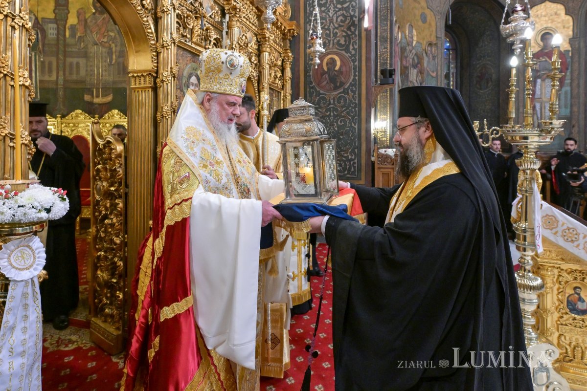 Sfânta Lumină de la Ierusalim primită de Patriarhul României 359742