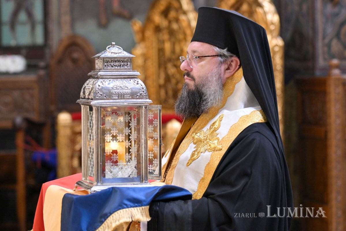 Sfânta Lumină de la Ierusalim primită de Patriarhul României 359743