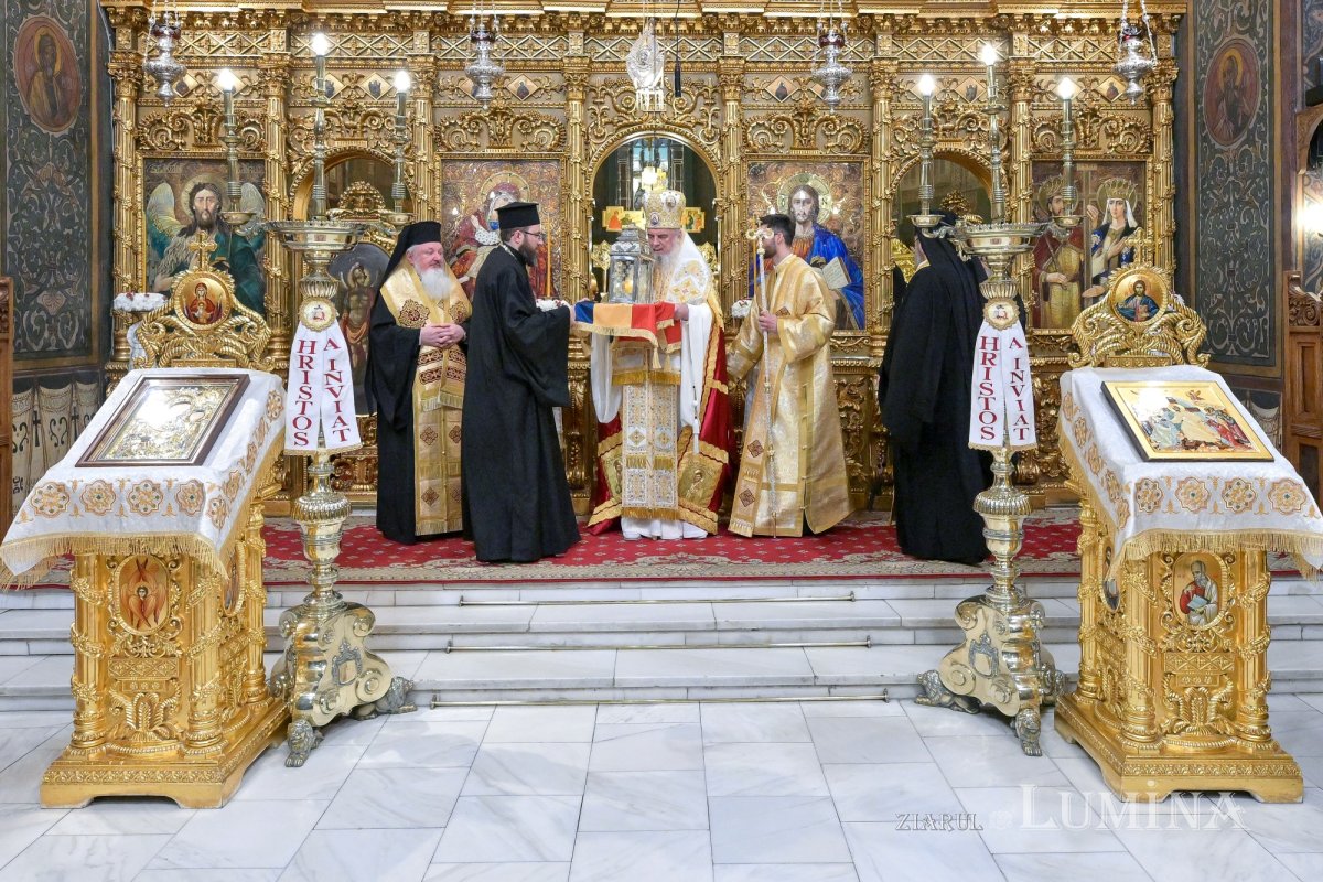 Sfânta Lumină de la Ierusalim primită de Patriarhul României 359744