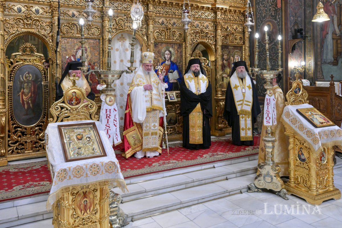 Sfânta Lumină de la Ierusalim primită de Patriarhul României 359745
