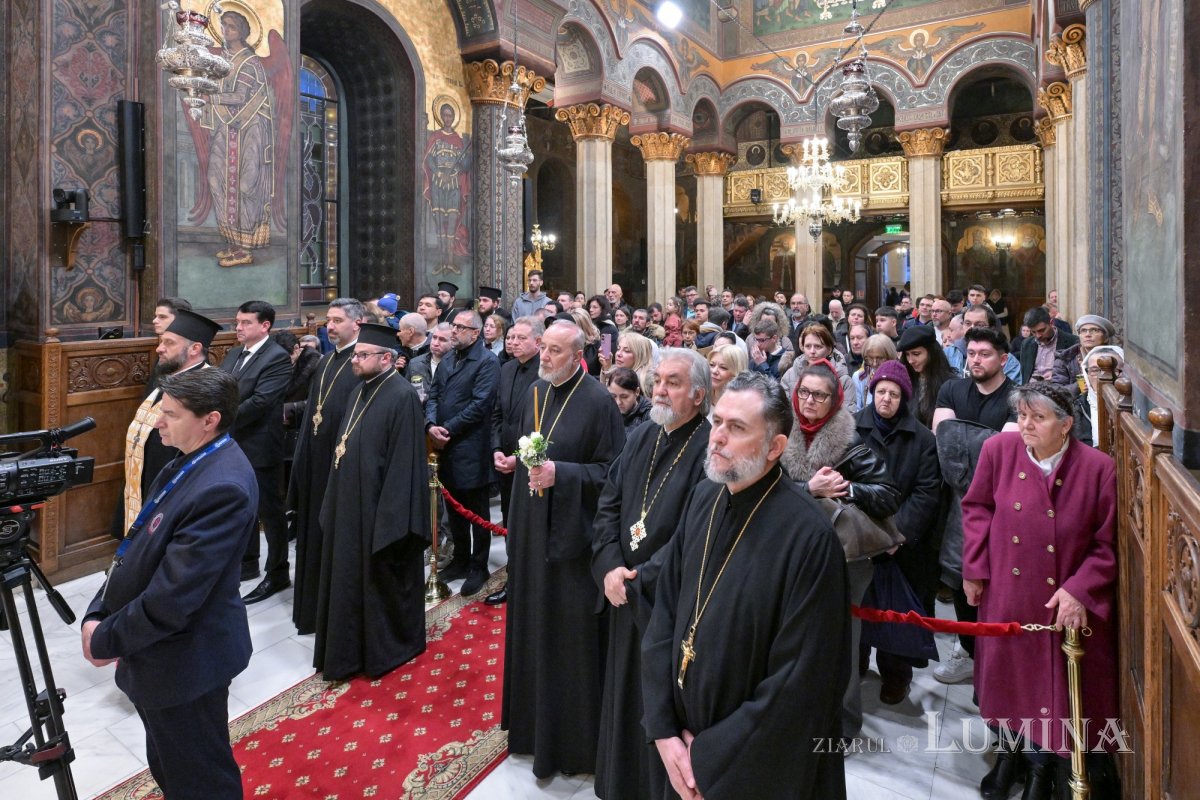Sfânta Lumină de la Ierusalim primită de Patriarhul României 359746