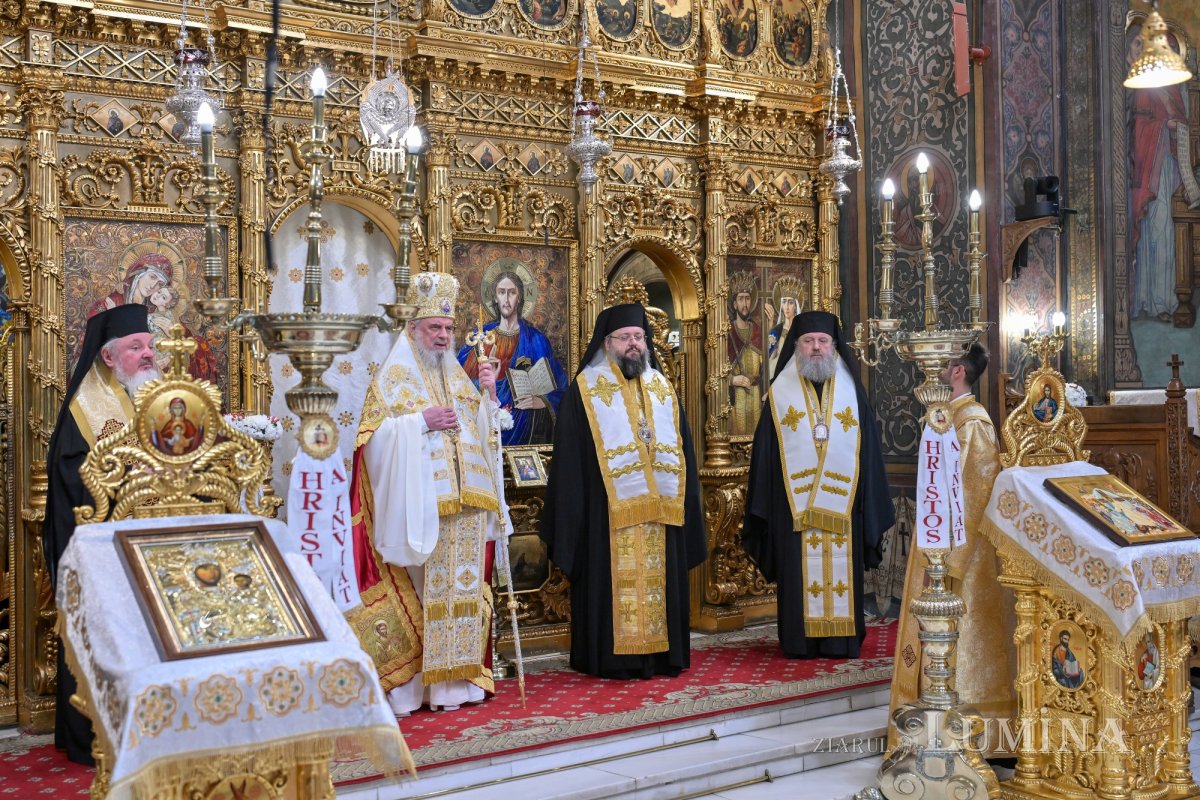 Sfânta Lumină de la Ierusalim primită de Patriarhul României 359747