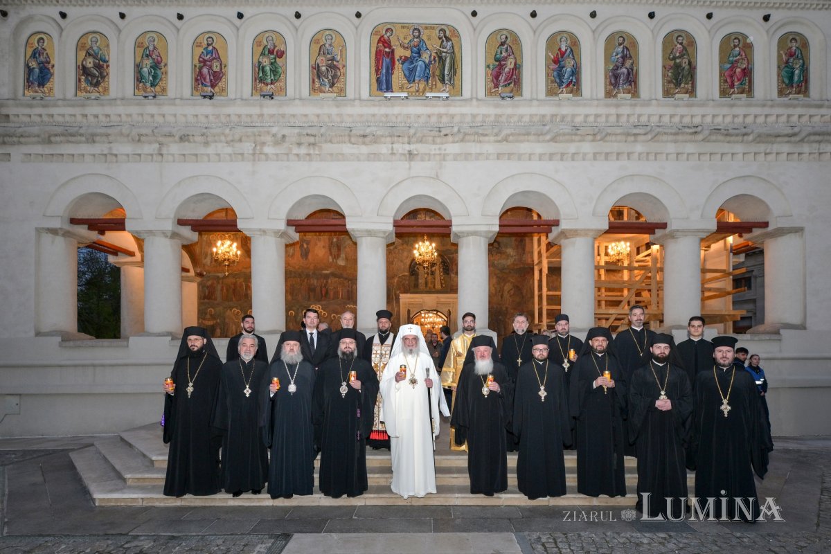 Sfânta Lumină de la Ierusalim primită de Patriarhul României 359748