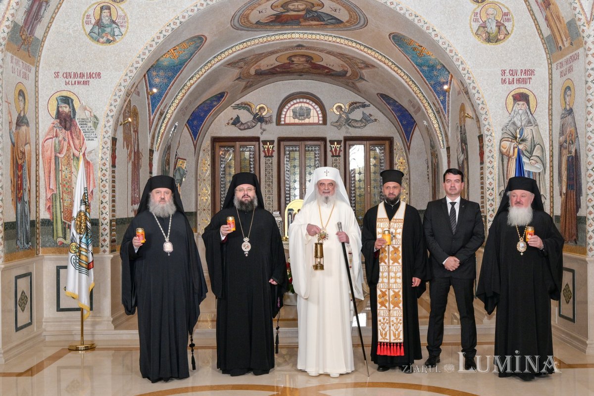 Sfânta Lumină de la Ierusalim primită de Patriarhul României 359750