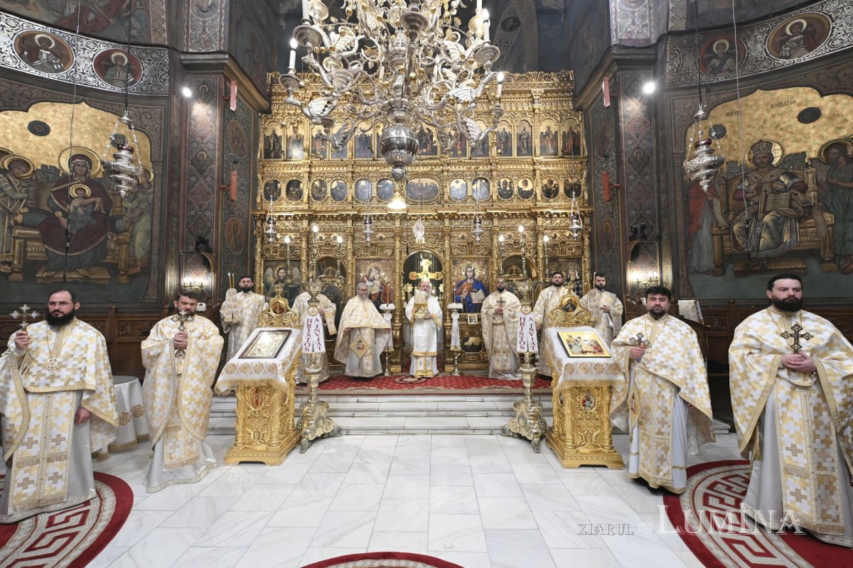 Sfânta Liturghie din noaptea de Paști, la Catedrala Patriarhală 359796
