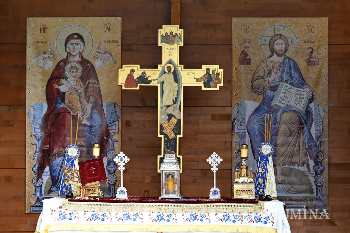 Sfințirea apei în Vinerea Luminată pe Dealul Patriarhiei 360220