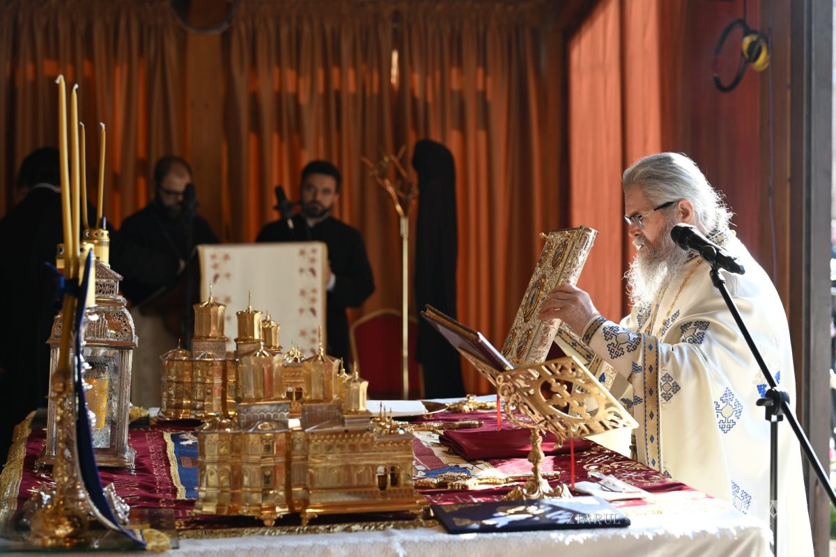 Sfințirea apei în Vinerea Luminată pe Dealul Patriarhiei 360221