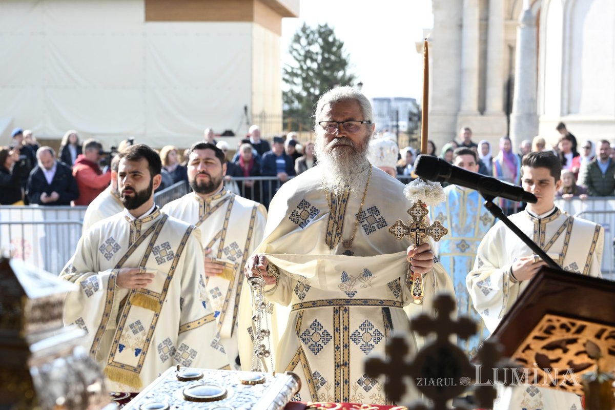 Sfințirea apei în Vinerea Luminată pe Dealul Patriarhiei 360223