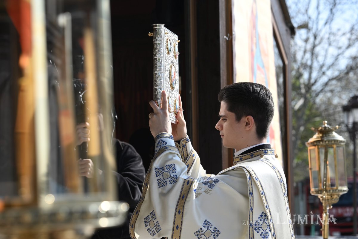 Sfințirea apei în Vinerea Luminată pe Dealul Patriarhiei 360225