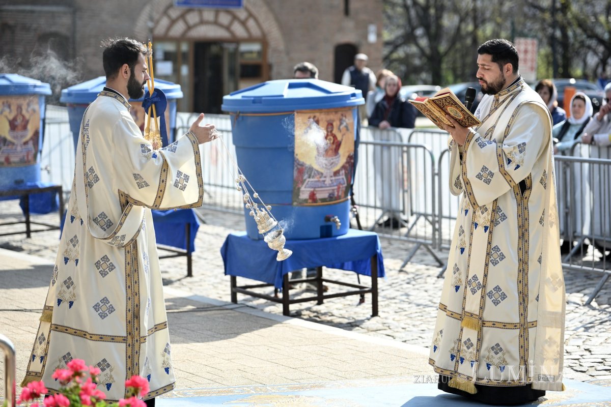 Sfințirea apei în Vinerea Luminată pe Dealul Patriarhiei 360229
