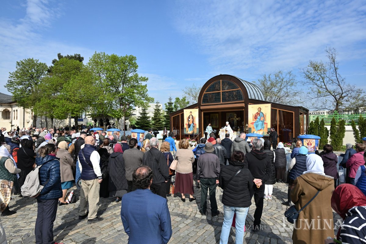 Sfințirea apei în Vinerea Luminată pe Dealul Patriarhiei 360231