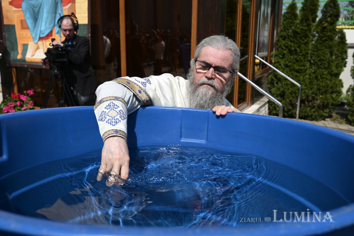 Sfințirea apei în Vinerea Luminată pe Dealul Patriarhiei 360234