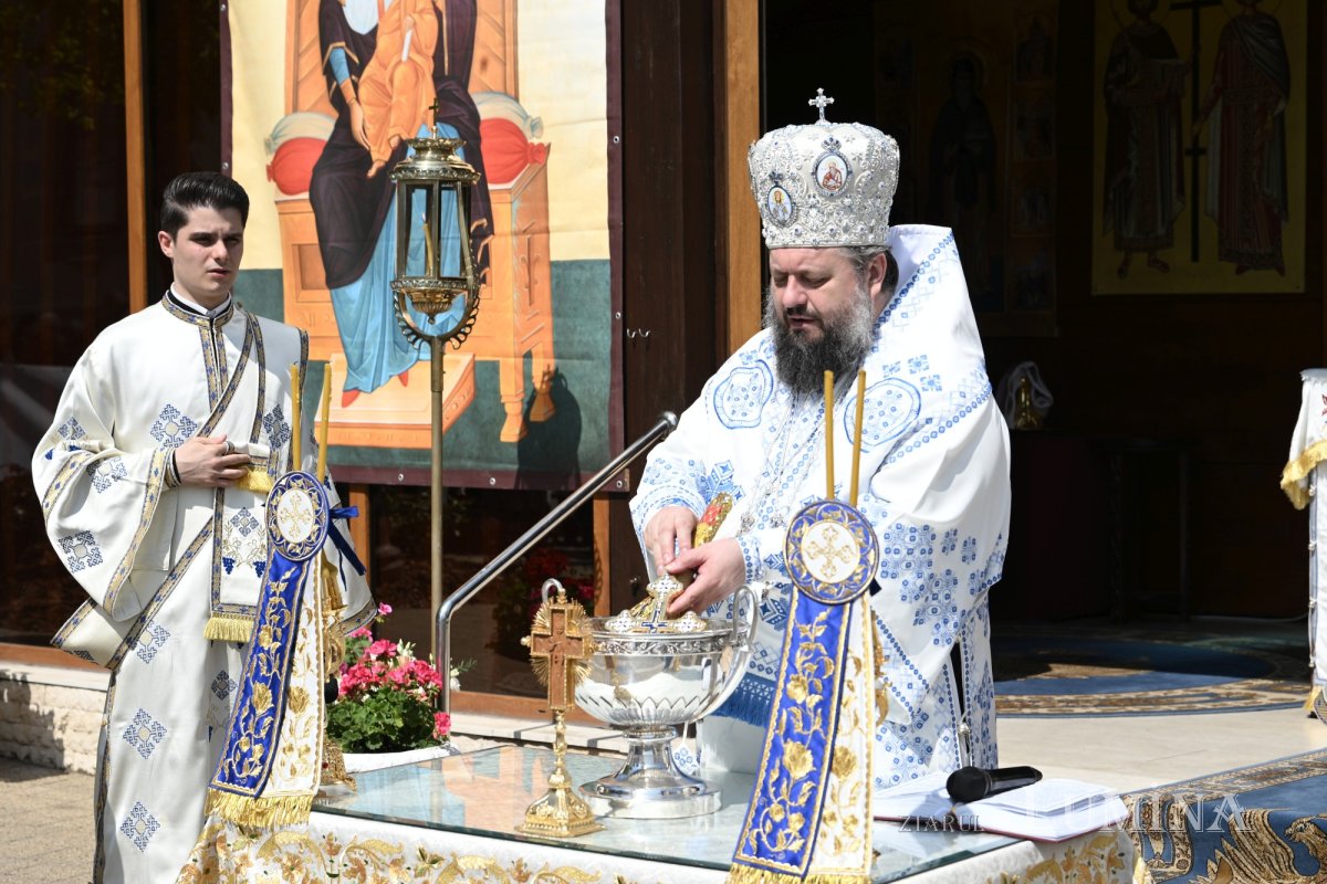 Sfințirea apei în Vinerea Luminată pe Dealul Patriarhiei 360237