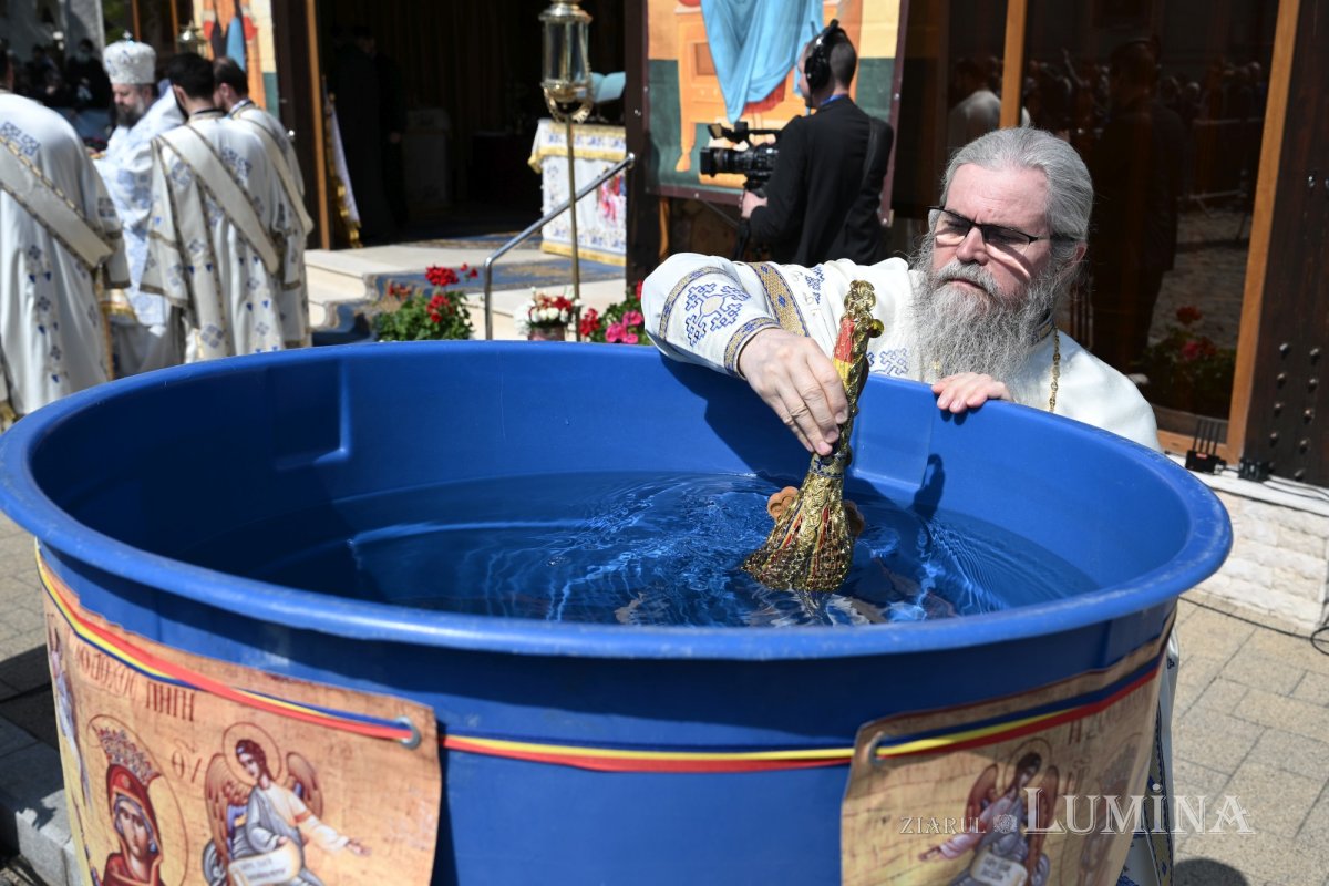 Sfințirea apei în Vinerea Luminată pe Dealul Patriarhiei 360238