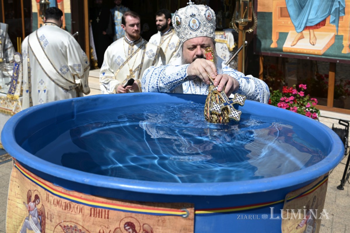 Sfințirea apei în Vinerea Luminată pe Dealul Patriarhiei 360239
