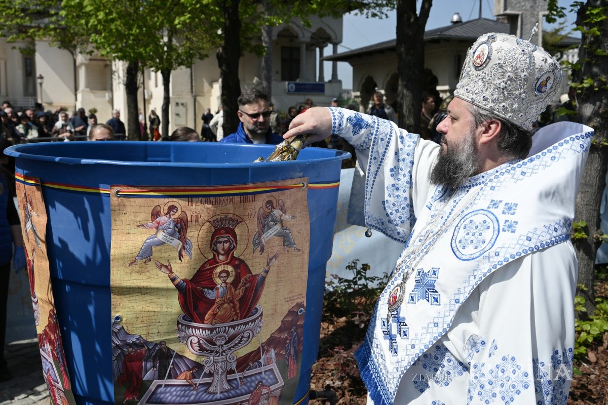Sfințirea apei în Vinerea Luminată pe Dealul Patriarhiei 360240