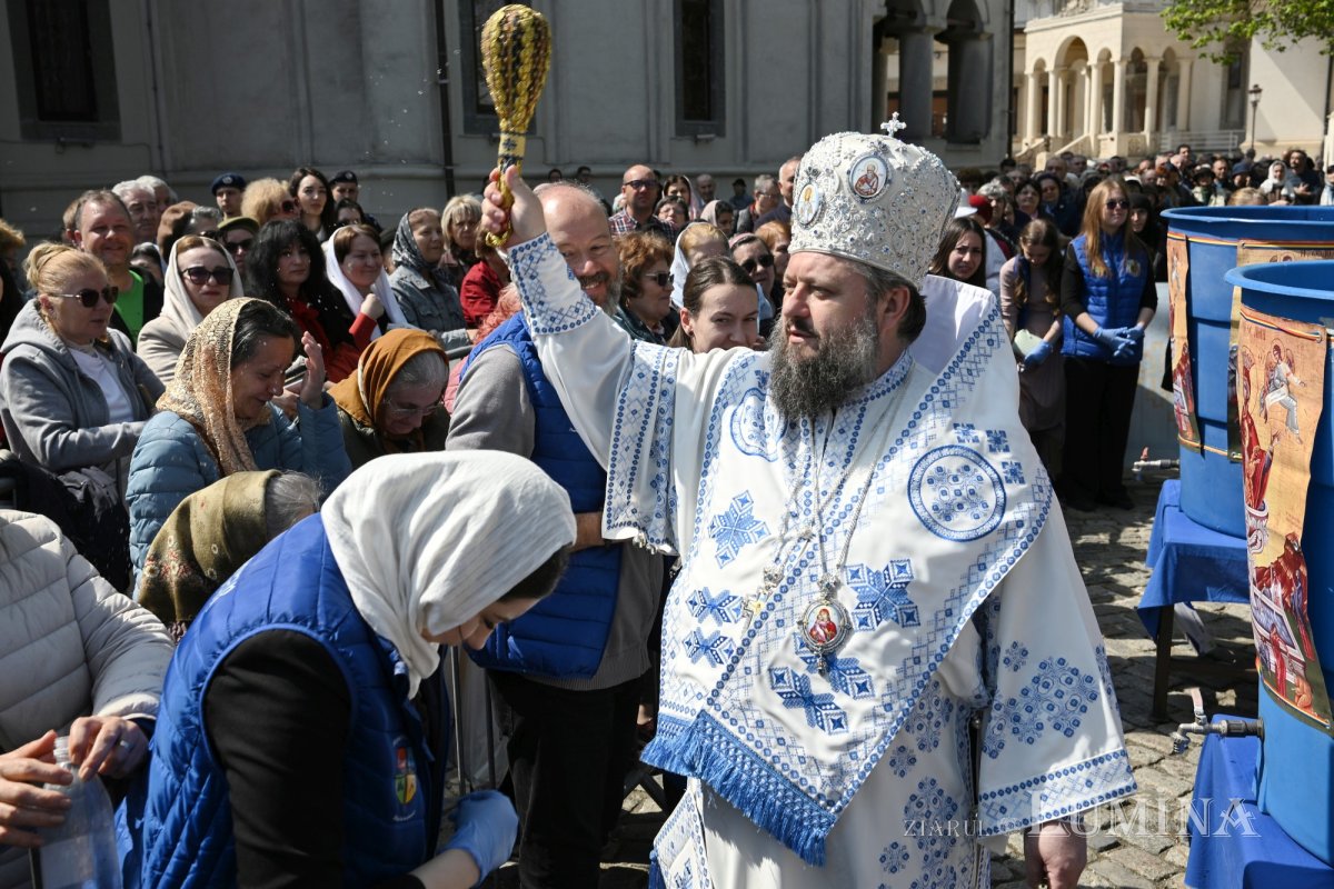 Sfințirea apei în Vinerea Luminată pe Dealul Patriarhiei 360241