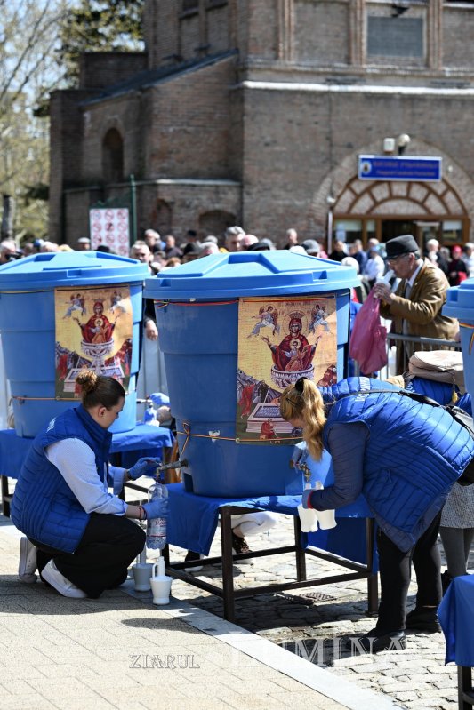 Sfințirea apei în Vinerea Luminată pe Dealul Patriarhiei 360244