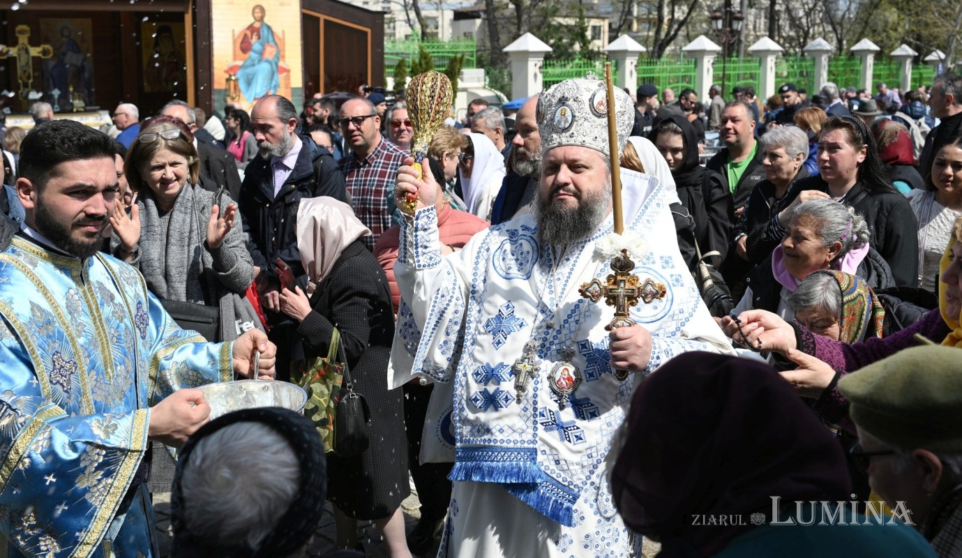 Sfințirea apei în Vinerea Luminată pe Dealul Patriarhiei 360246