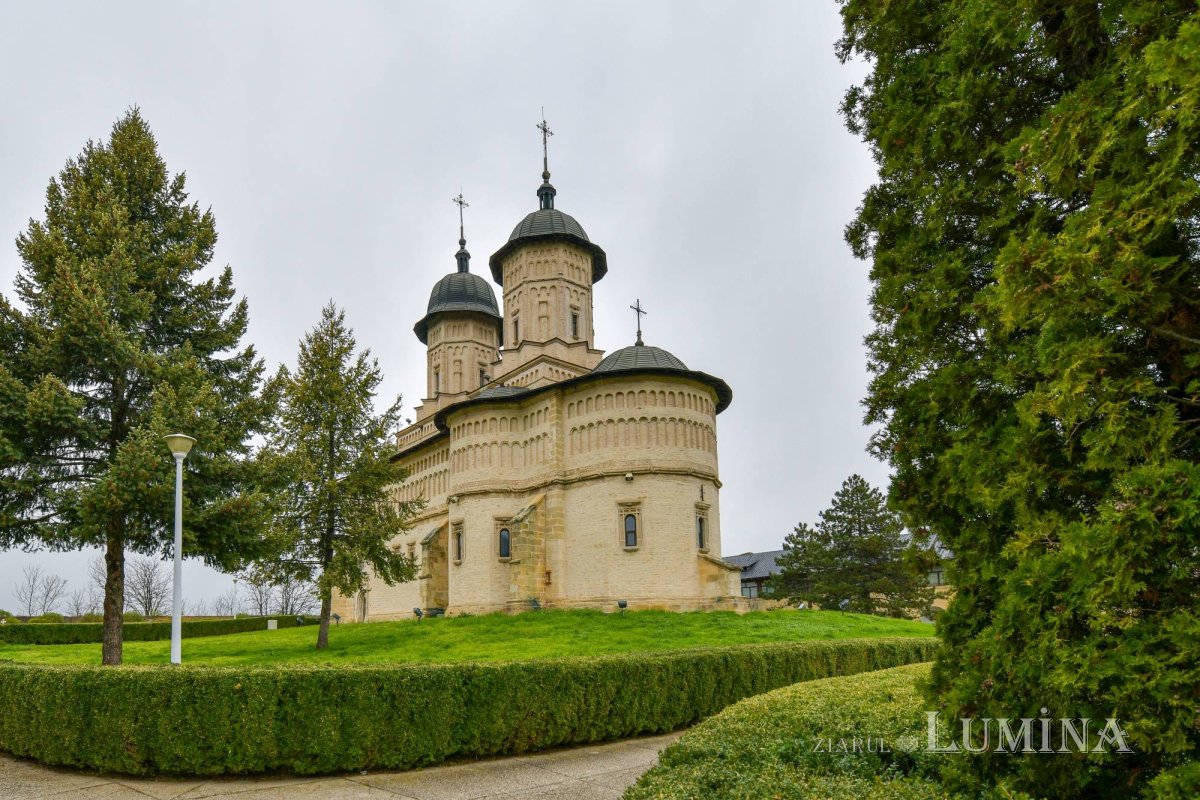 Sclipirile Luminii: Lăcaşuri sfinte în culorile primăverii 360819