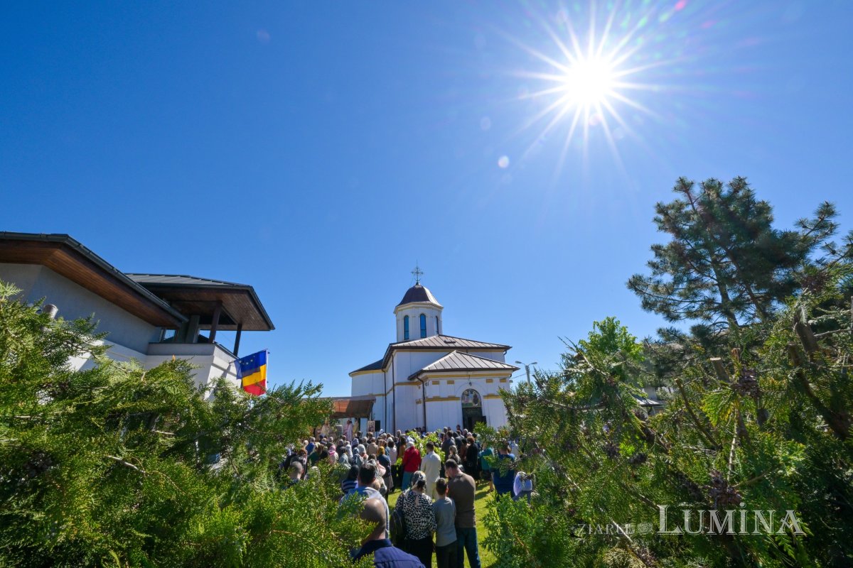 Sfințirea Bisericii „Buna Vestire” din Ploiești 360998