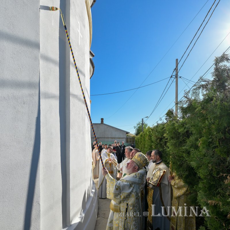 Sfințirea Bisericii „Buna Vestire” din Ploiești 361004