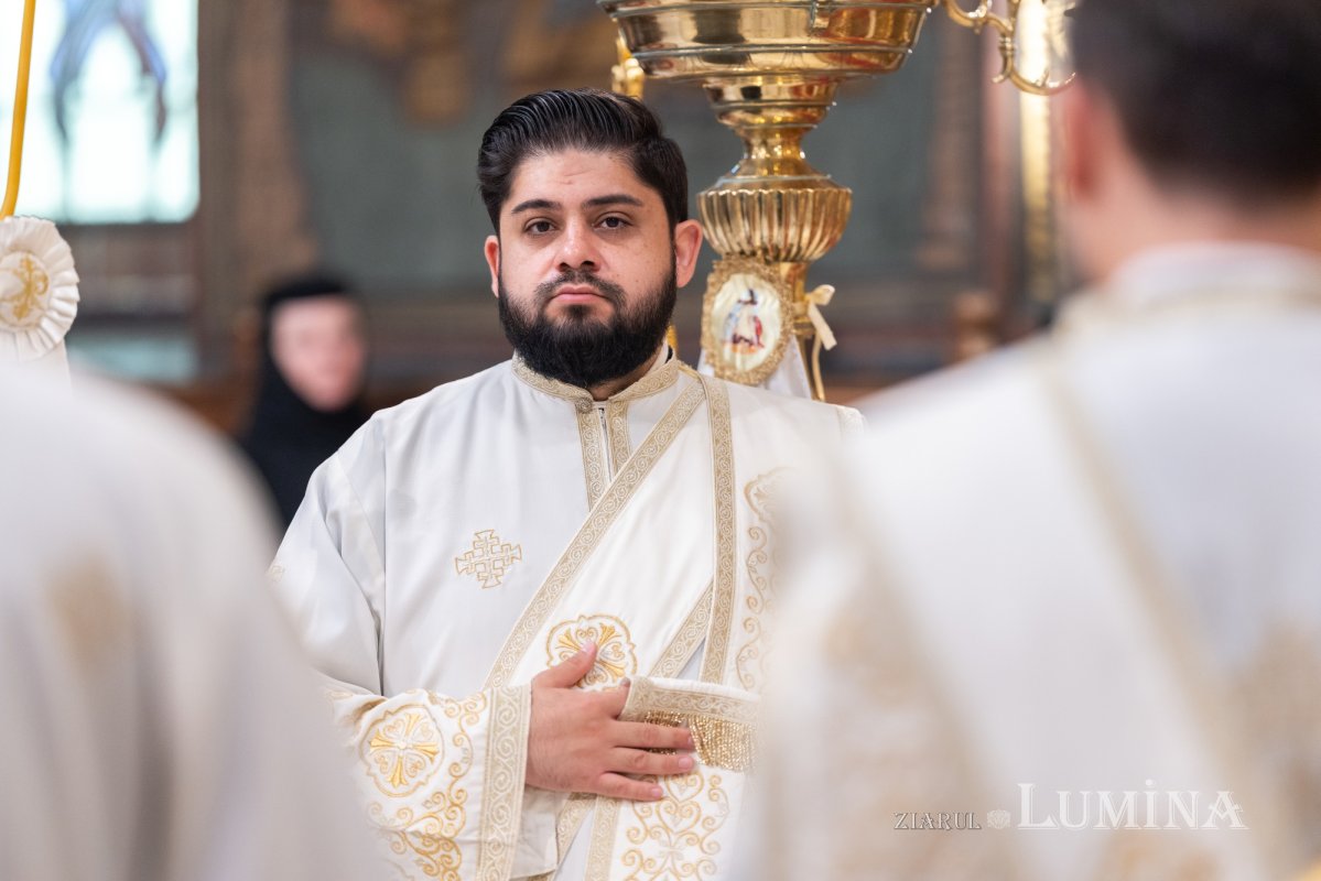 Darul preoţiei pentru un arhidiacon psalt al Catedralei Patriarhale 362245