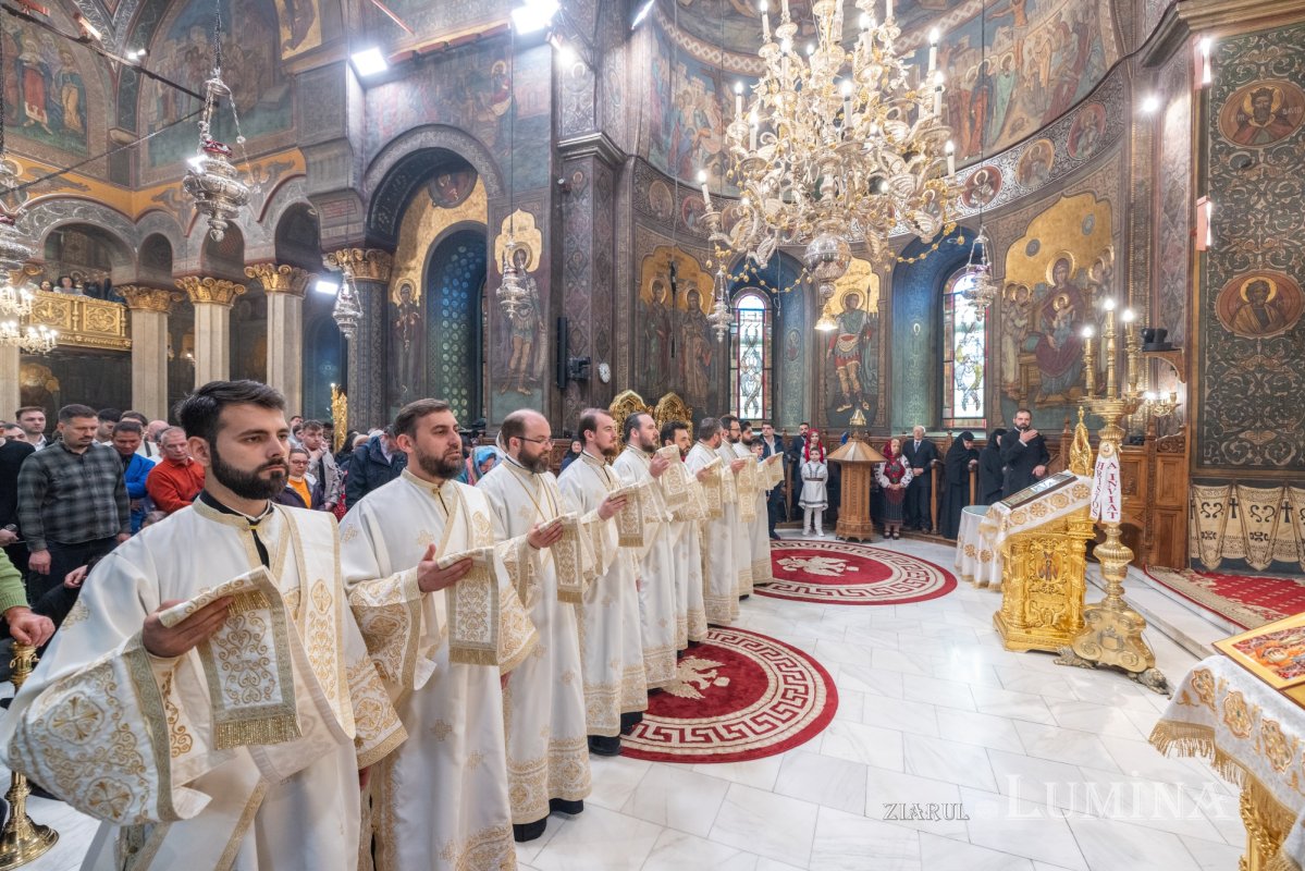 Darul preoţiei pentru un arhidiacon psalt al Catedralei Patriarhale 362258