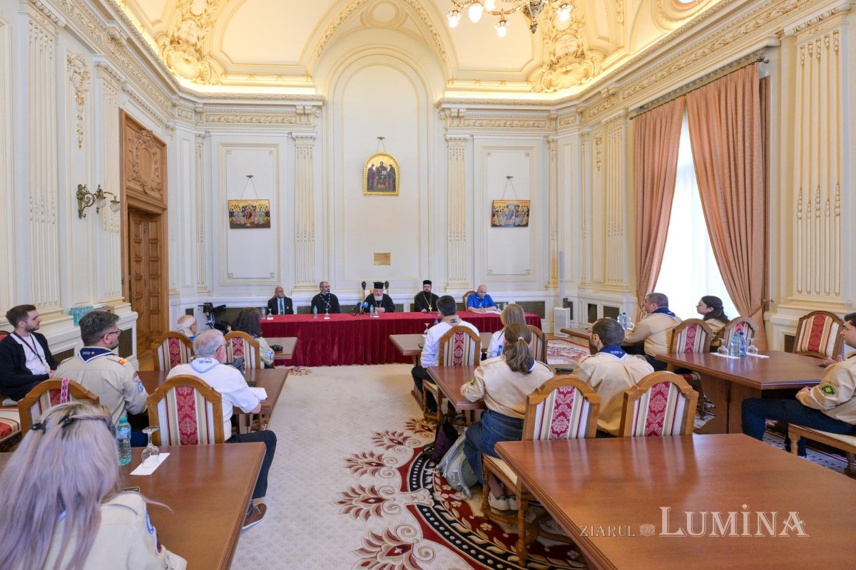 Cercetași creștini ortodocși la Palatul Patriarhiei din București  362847