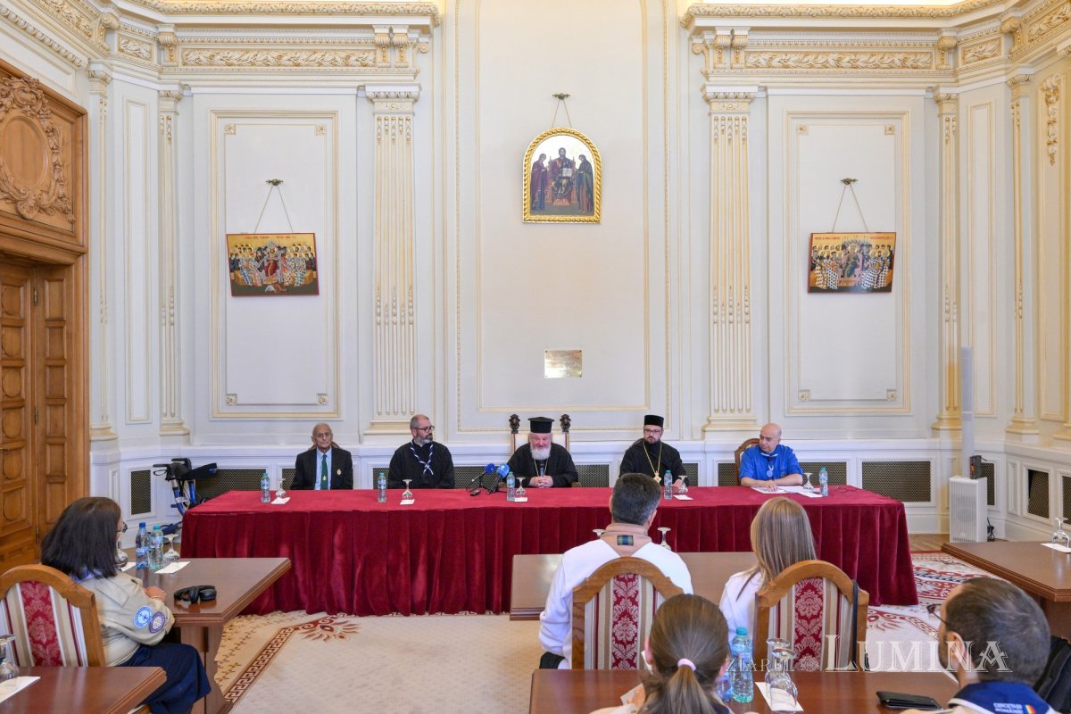 Cercetași creștini ortodocși la Palatul Patriarhiei din București  362848