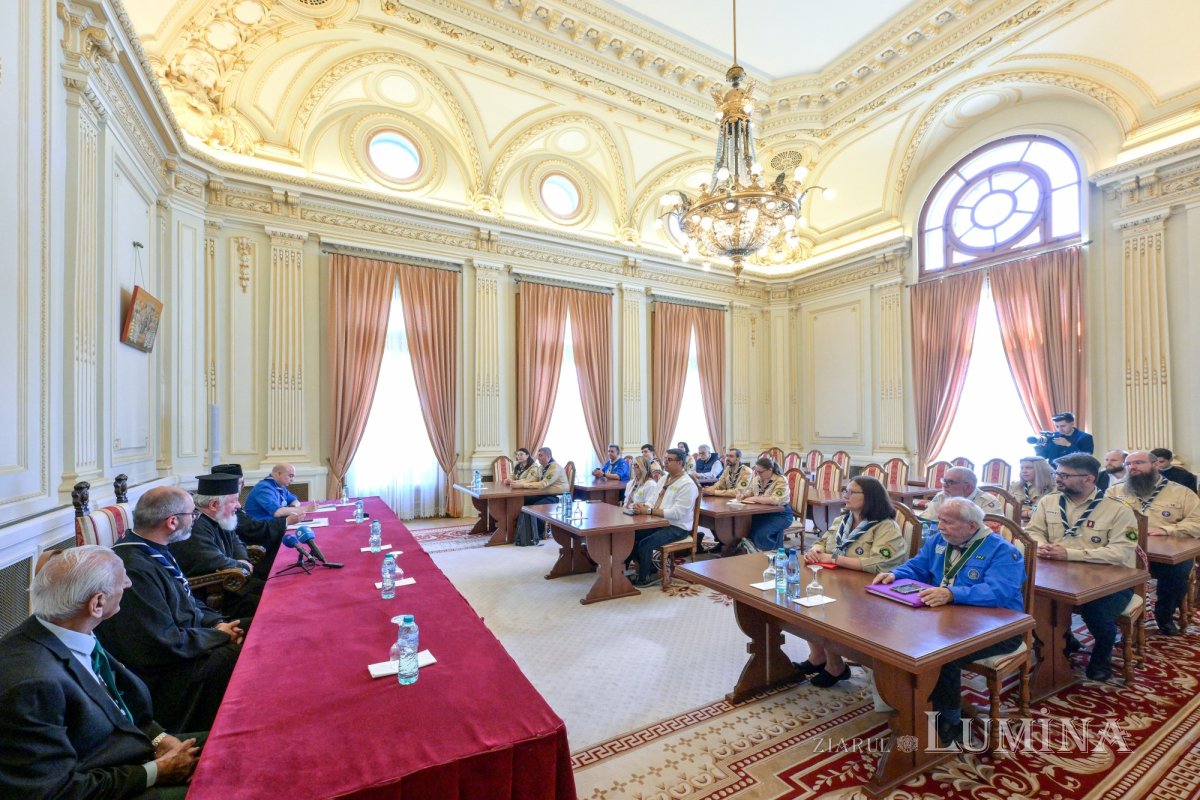 Cercetași creștini ortodocși la Palatul Patriarhiei din București  362856