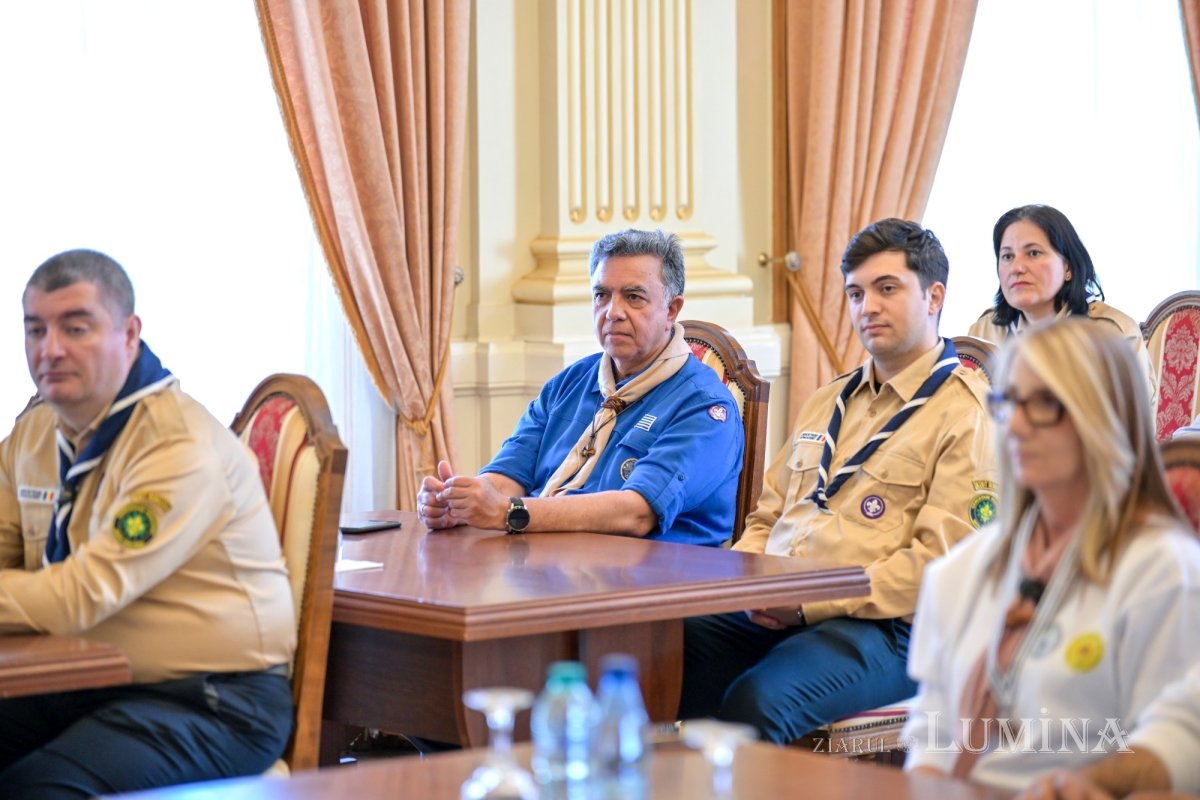 Cercetași creștini ortodocși la Palatul Patriarhiei din București  362860