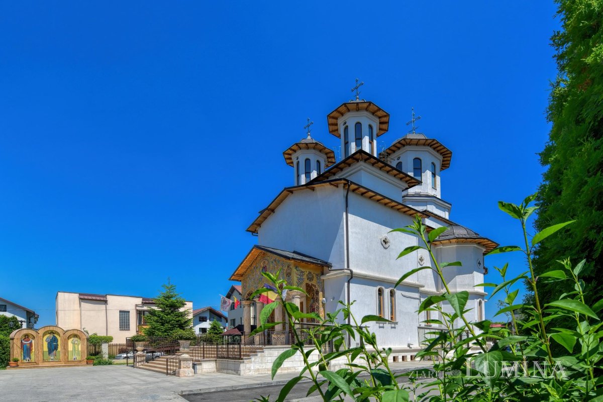 Sclipirile Luminii: Biserica „Sfântul Ioan Rusul” din cartierul bucureştean Brâncuşi 364063