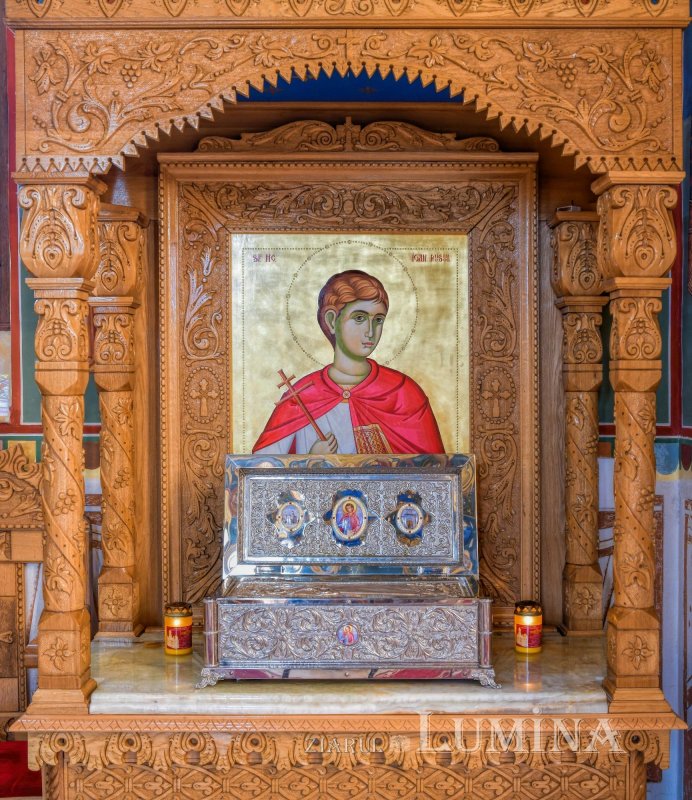 Sclipirile Luminii: Biserica „Sfântul Ioan Rusul” din cartierul bucureştean Brâncuşi 364068