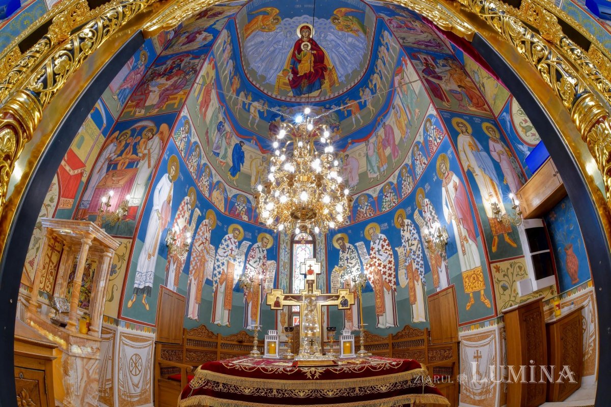 Sclipirile Luminii: Biserica „Sfântul Ioan Rusul” din cartierul bucureştean Brâncuşi 364070